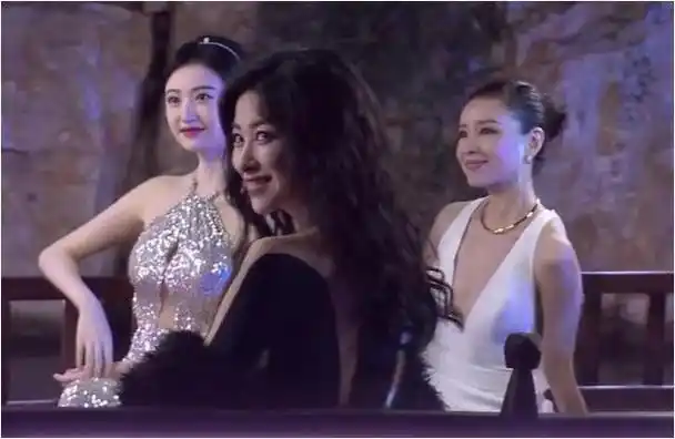 当43岁董洁和35岁景甜坐一起才彻底明白什么是顶级骨相和气质