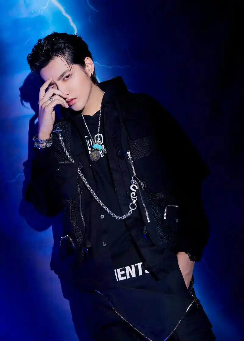 主理人吴亦凡现身《潮流合伙人》「限定营业日」主题发布会.