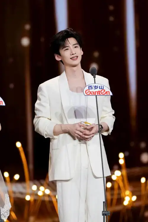 白敬亭超话#电视剧品质盛典#  96恭喜演员@白敬亭荣获『年度突破