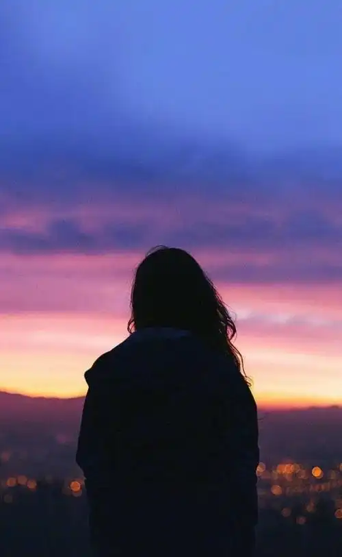 紫色孤独伤感背景图原来我们都只不过是一个人而已