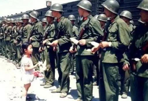 {对越自卫反击战:图5解放军女兵聚餐,图6取水的小战士}图2几名女军人