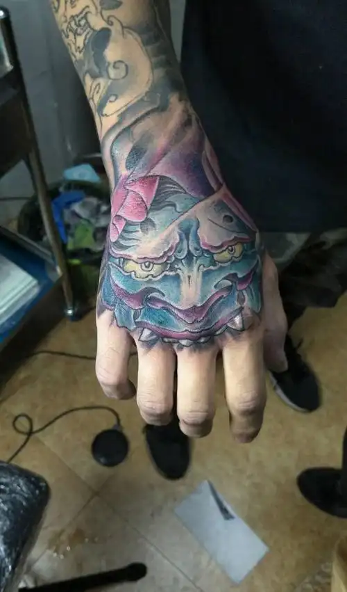 手背班诺纹身图片