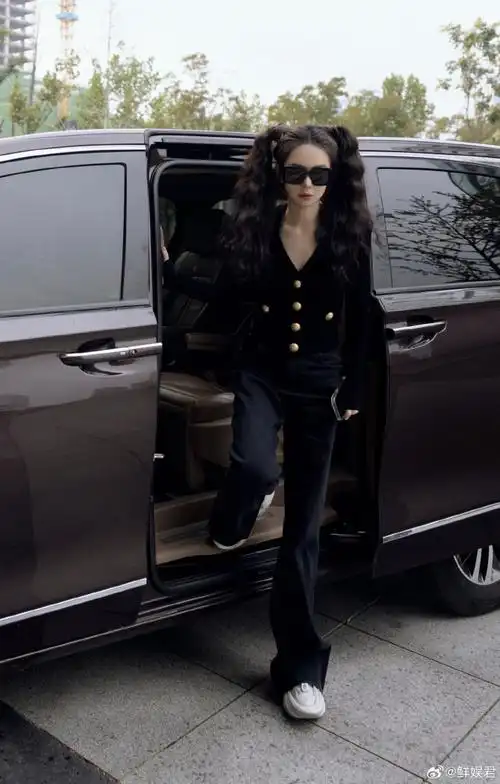 戚薇双马尾羊毛卷造型