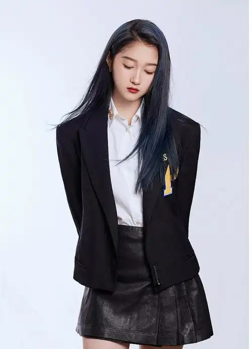 关晓彤最新写真曝光 黑色西装搭皮裙酷飒十足__财经头条