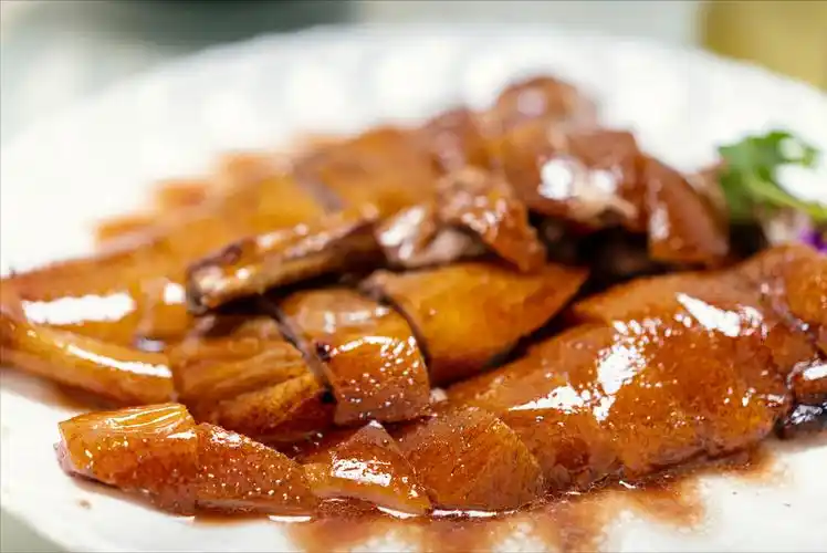 脆皮烧鹅,是粤菜中的一道经典名菜,以整只鹅去翅,去头后烤制而成.