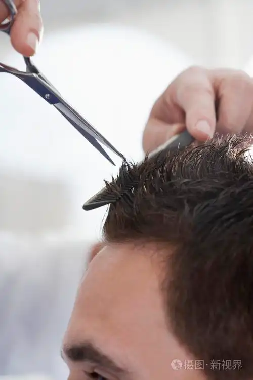 理发店剪头发