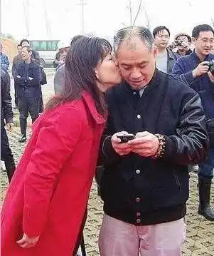 53岁的体操王子李宁与54岁妻子近照,携手并进的冠军夫妇