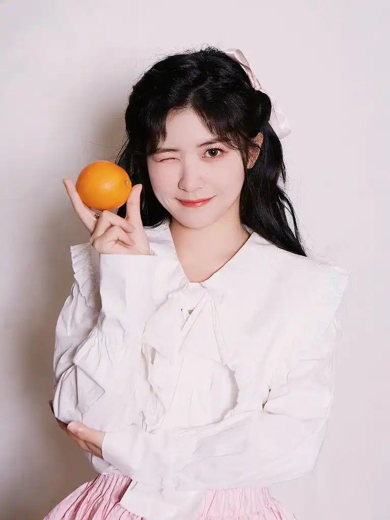 赖美云现身安徽卫视元宵晚会 着粉色小短裙浪漫演绎《恋与四季》