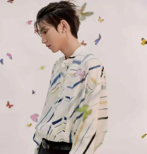 王源粉色头发好酷白色t配黑色工装裤沉思的样子更帅