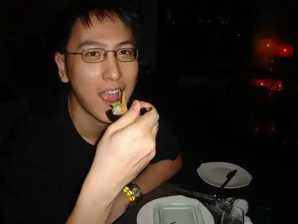 他帅气不输王思聪,如今36岁养30几个孩子,而王思聪养女友_汤珈铖