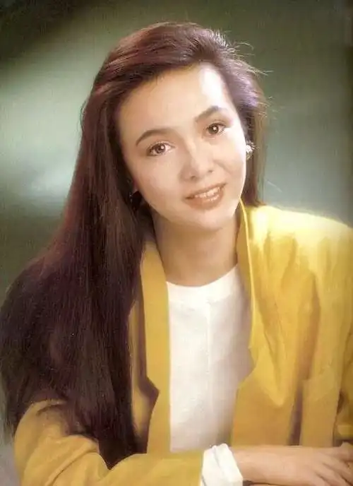 至今未婚! 63岁郑裕玲罕见放年轻时泳装照被赞,享受工作不觉寂寞