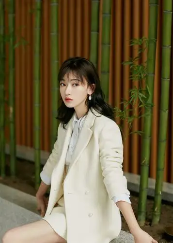 吴谨言演绎初秋浪漫白色职场风西装明朗优雅