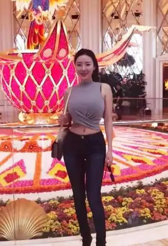 有种牛仔裤叫蒋娉婷,因刘强东被熟知,减龄又时尚