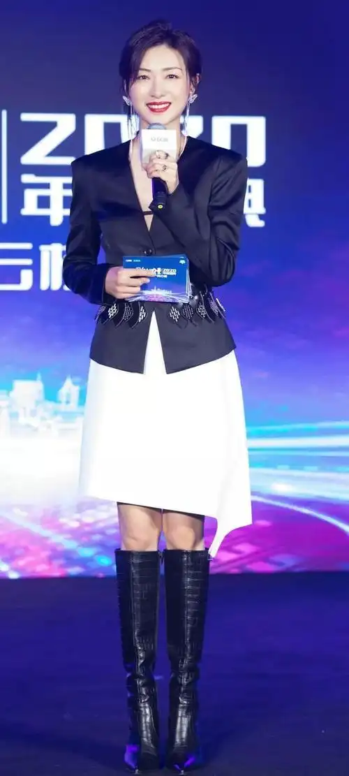 穿长靴的万茜是那么美