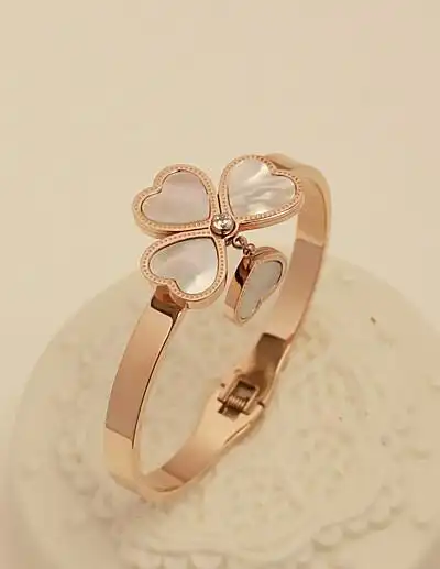 很甜美的四叶草的手镯超喜欢的呢很好看呢