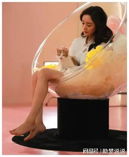 杨幂光脚拍摄花絮流出,美腿太抢镜了!