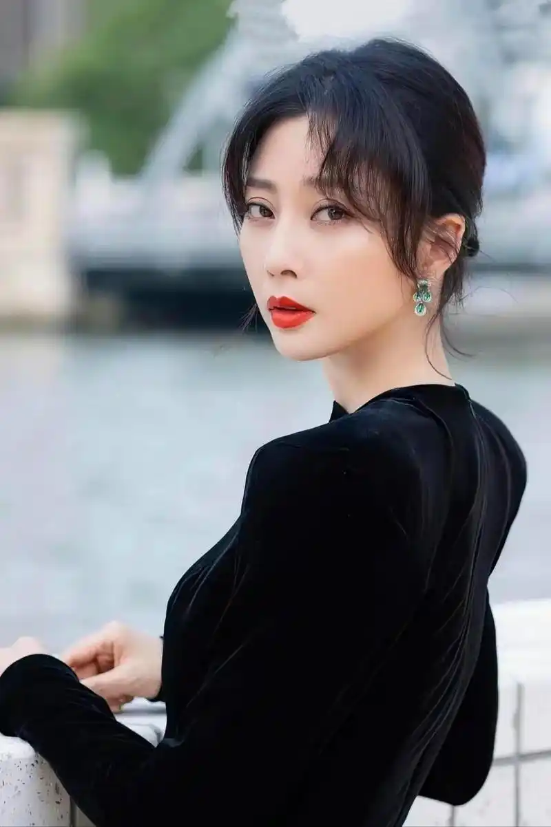 殷桃时尚穿搭解析:从高马尾到牛仔外套,40 女性的时尚典范 殷桃,这位