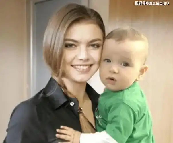 普京的硬汉柔情2004年为21岁体操女神卡巴耶娃颁奖羞涩的微笑