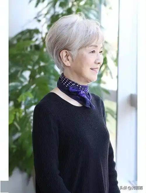 女人过了50岁,想换发型试试这几种,就算头发花白也很美_短发_女性