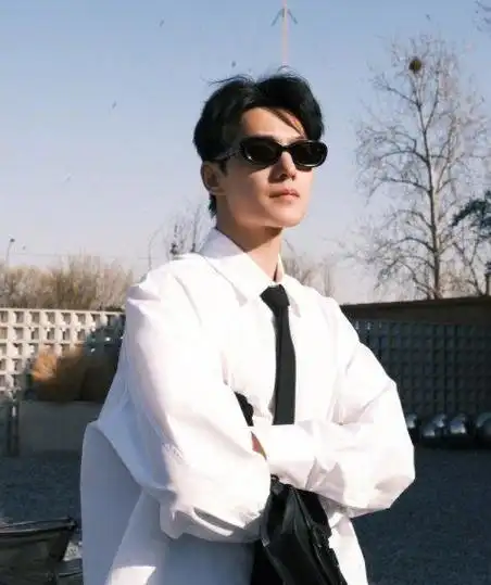 杨洋最新状态曝光,暴瘦10斤瘦成纸片人,这是怎么了?