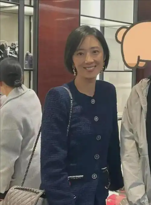 桂纶镁笑起来真好看!她的外貌给人一种简单,清新的感觉