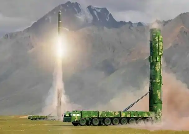 中国还拥有同样可以装备高超音速滑翔飞行器的东风-41洲际弹道导弹,这