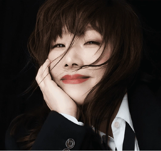 歌后林忆莲:李宗盛为她离婚,遭初恋陈辉虹抛弃,如今过得怎样?