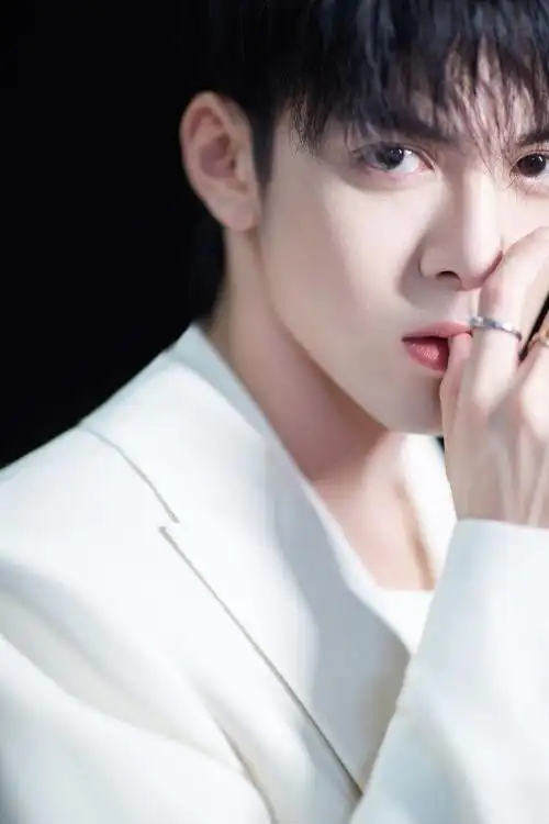 p>曾舜晞 i>(joseph) /i>,原名曾威航,1996年10月9日出生于广东省