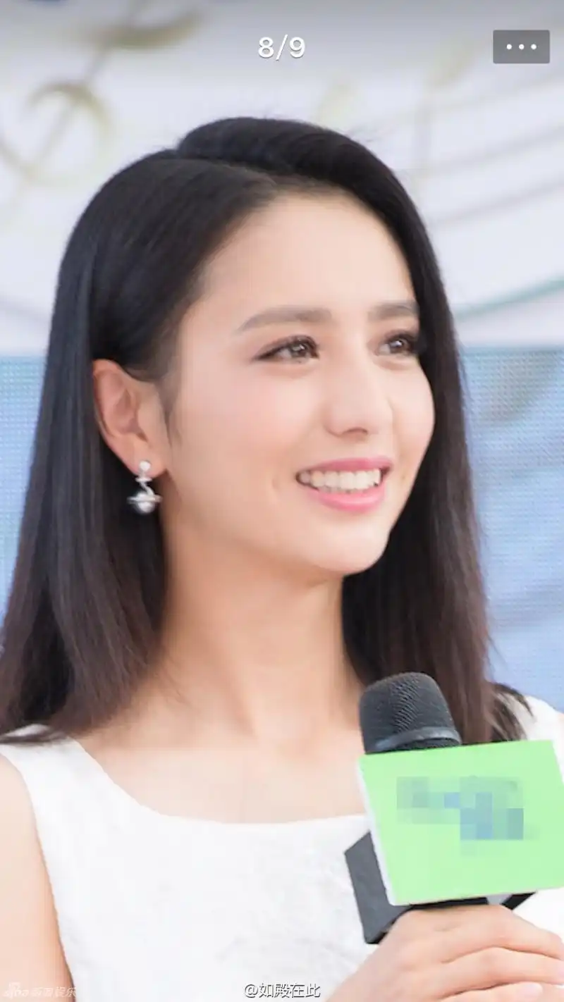 辣妈佟丽娅白裙飘飘 撩发甜笑电眼迷人