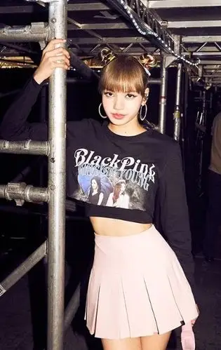 ▼lisa身材纤瘦,蚂蚁腰更是令人惊艳.