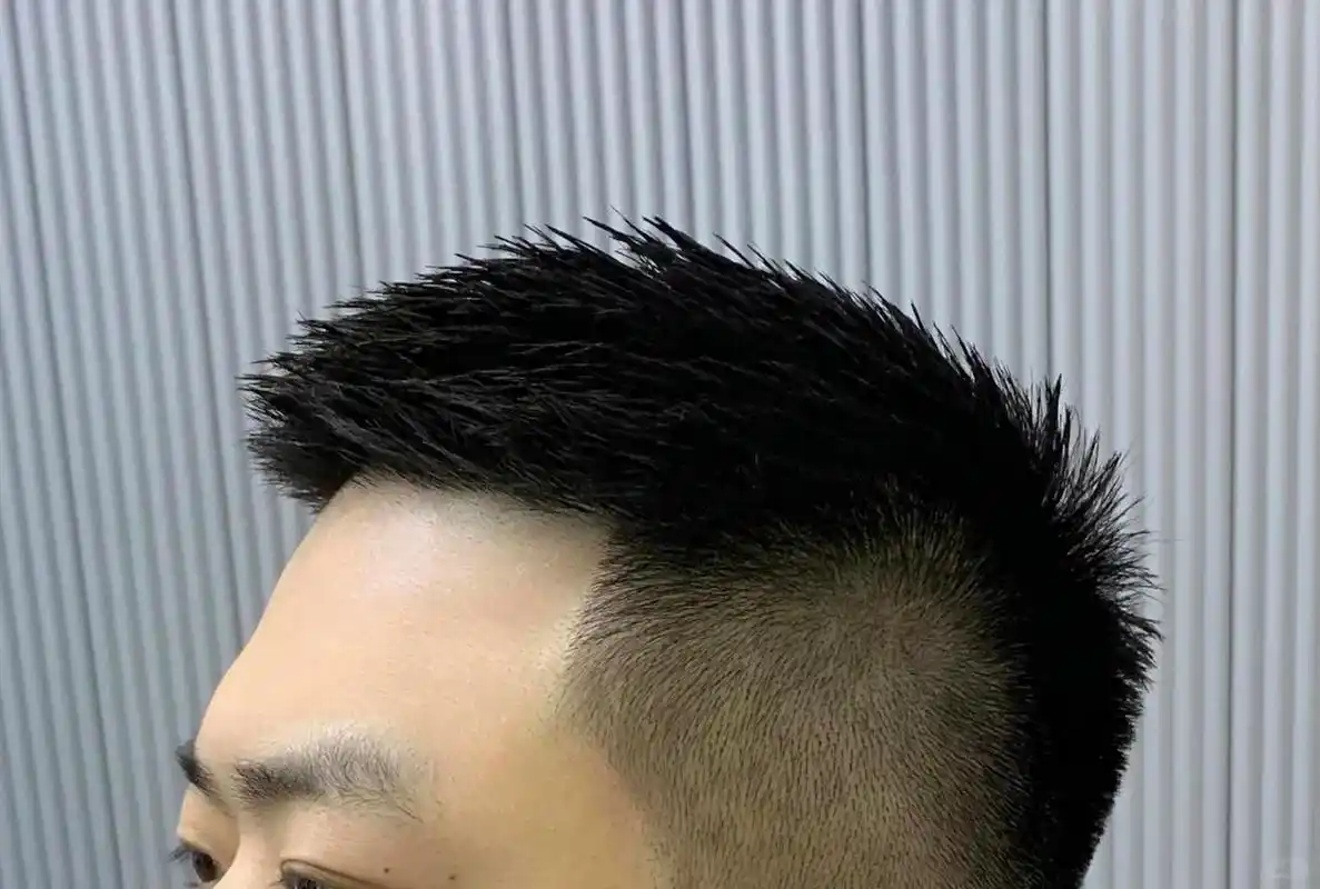 这款发型叫栗子头.非常适合留短发的男生.给人非常精神,干练的感觉.