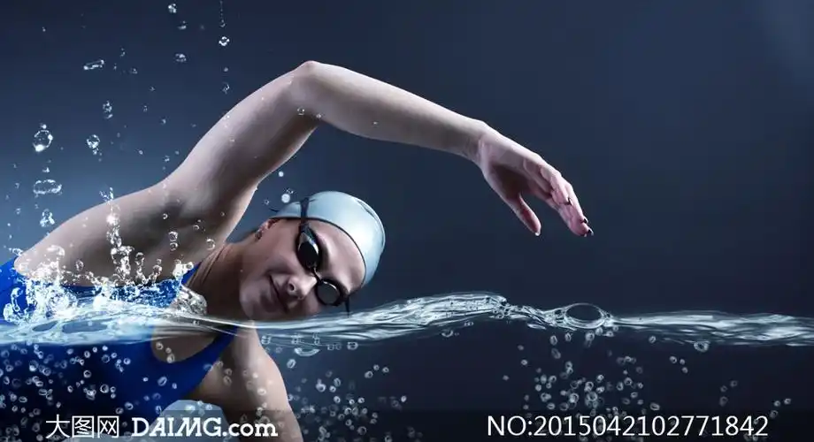 水中的游泳运动员人物摄影高清图片