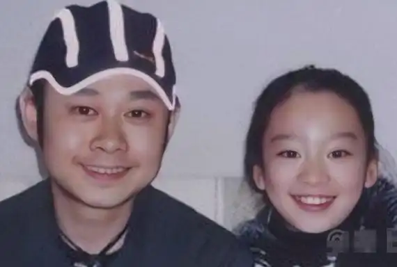 刀郎夫妇高调办庆功宴,妻子短发造型气质出众,刀郎发福撞脸徐峥|新歌