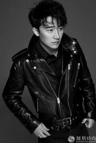 黄轩时尚大片曝光 侧颜冷峻眼神深邃彰显型男本色