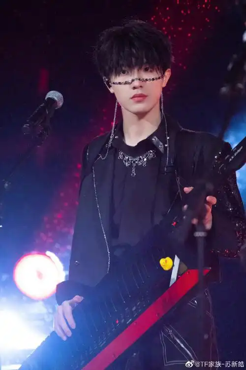 会的舞台照,二刷了师兄易烊千玺的满江红#苏新皓说自己二刷了满江红