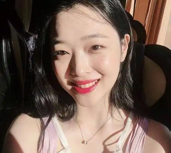 崔雪莉穿睡衣吃火锅,笑容满面心情大好,果然是"人间水蜜桃"!