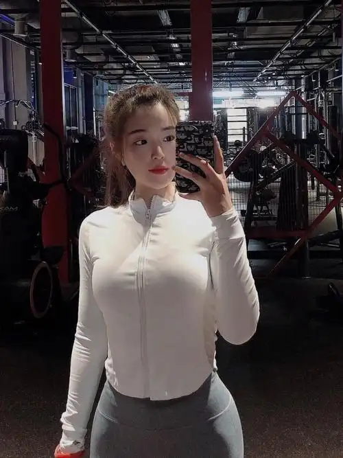 大胸虽然坚挺,但是一点不感觉到有下坠感,这个隆胸的_圈子-新氧美容整