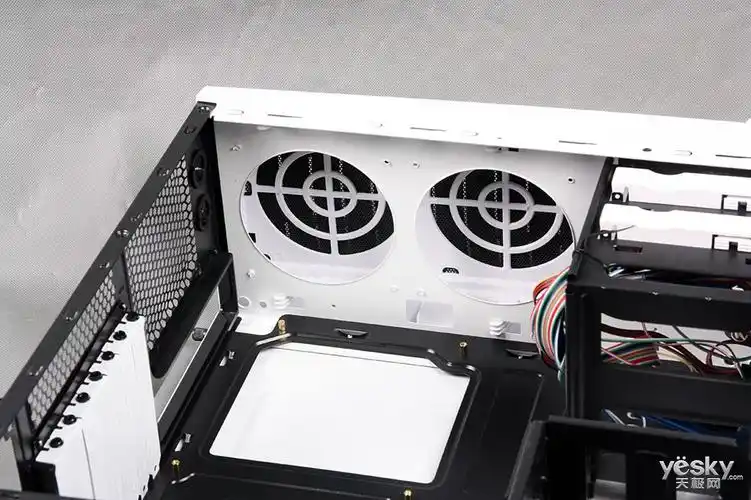 先马时空战士游戏机箱顶部双风扇通气口