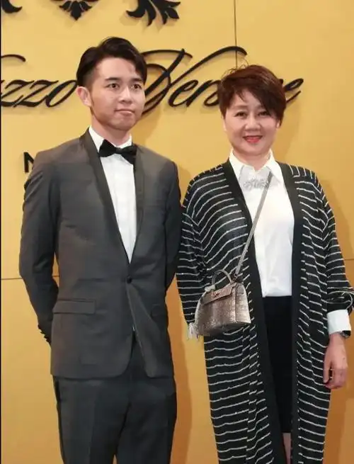 霍家现身赌王家活动40岁霍启山像贵公子曾和两位千金传过绯闻