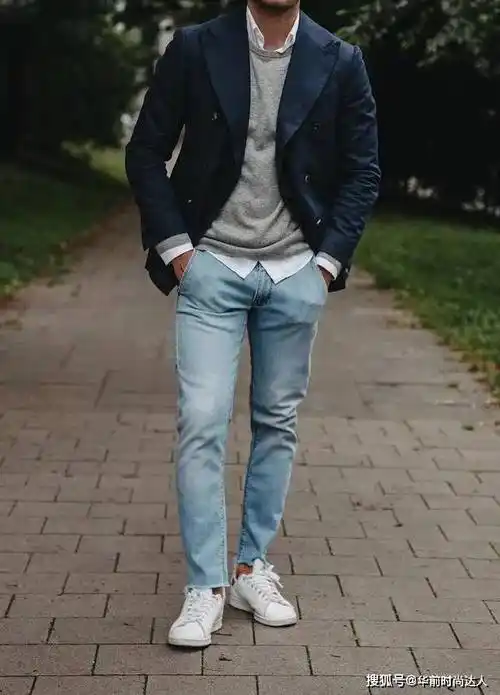 先来看看衬衣 牛仔裤的搭配效果:内搭的选择