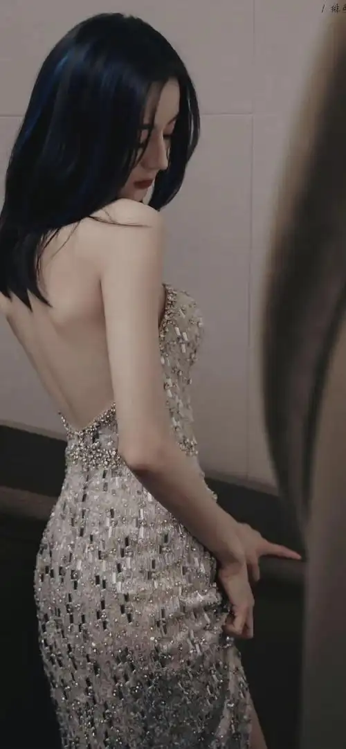 迪丽热巴bling金色露背礼服裙漏出美丽玉背明星手机壁纸