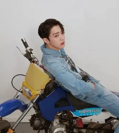 《风景壁纸赖冠霖图集》高清男明星赖冠霖帅气杂志封面写真图片图片