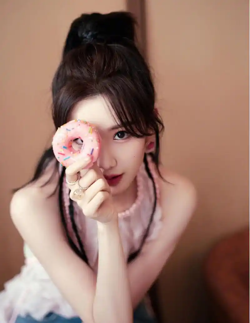 毛晓彤穿粉丝背心牛仔裤甜辣十足 笑容灿烂元气满满  毛晓彤是一位