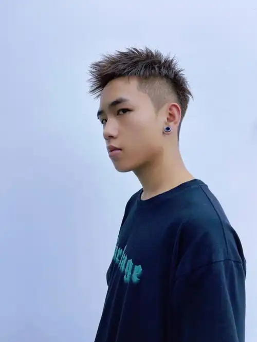 也是这两年深受帅哥老板们的喜欢第一次烫钢夹烫发的帅哥们不要烫的太