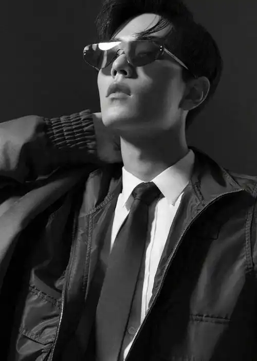 该杂志最近还刊登了肖战的最新照片.