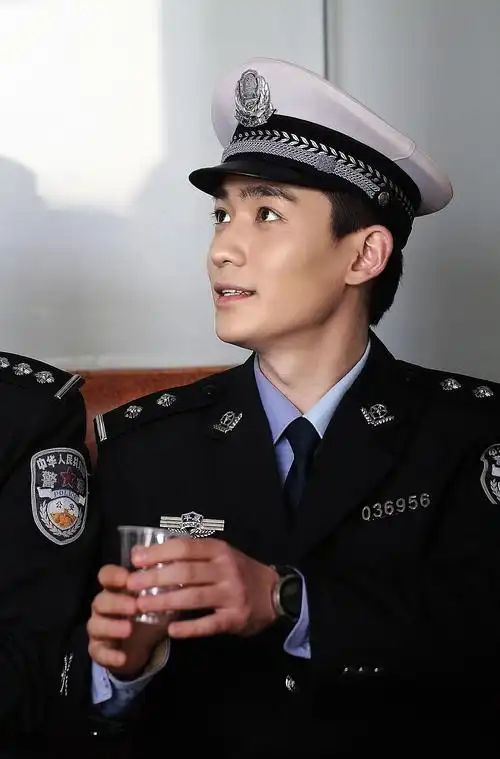 同样演警察,把陈晓,张若昀和张译等男星放在一起看,差别出来了