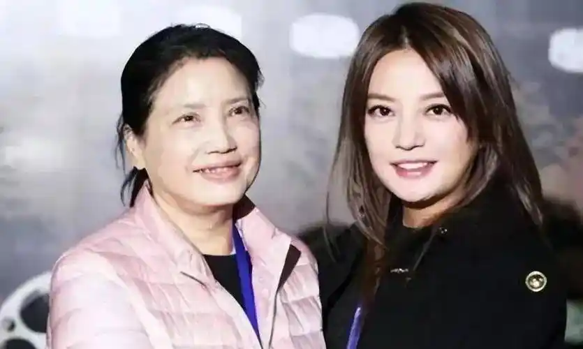赵薇母亲魏启颖儿子离婚分走52亿女儿消失荧屏丈夫也去世