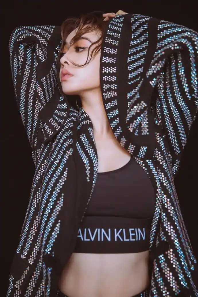 蔡依林脖颈细白蛮腰纤瘦 眼神霸气魅惑