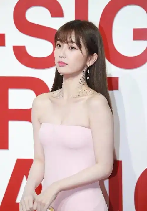 原创25岁虞书欣红毯拼时尚束手无措衣服勒太紧网友这副乳一言难尽