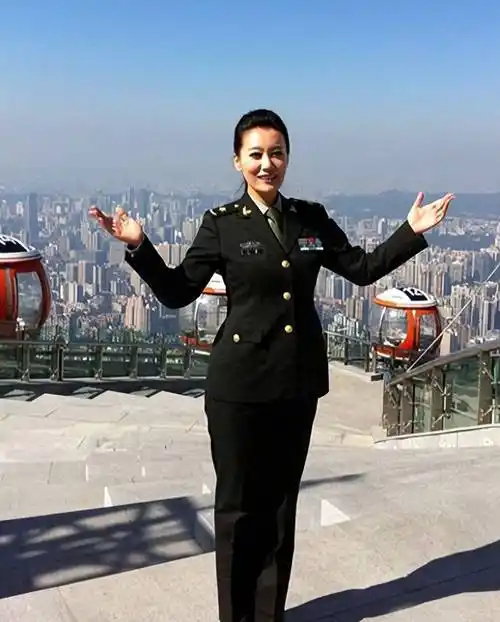 军旅歌手谭晶:嫁大8岁科学家老公,创高级珠宝品牌,身价上亿